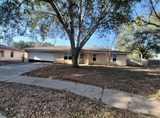 1413 Las Palmas Cir, Beeville, TX 78102