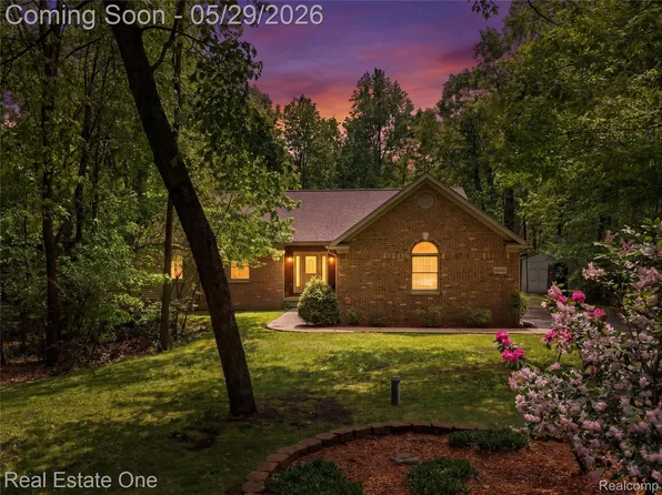 4640 Oak Ln, Whitmore Lake, MI 48189