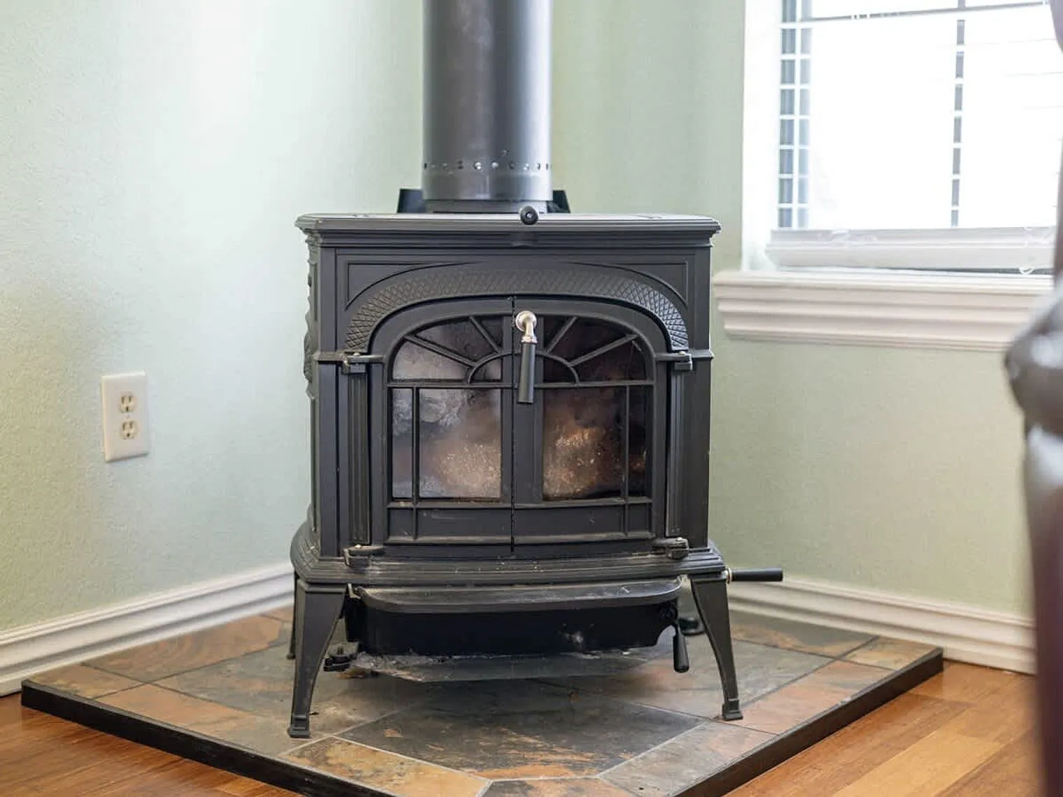 4 bed, 2.0 bath, 1722 sqft, $4,610 — Photo 2