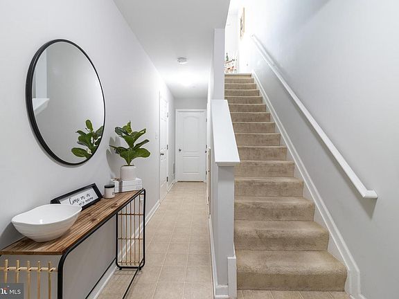 3rd image of 810 Croggan Cres