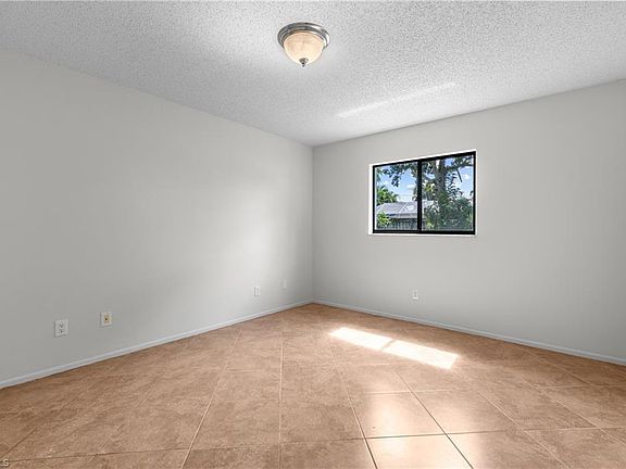 4th image of 2118 SE 3rd St