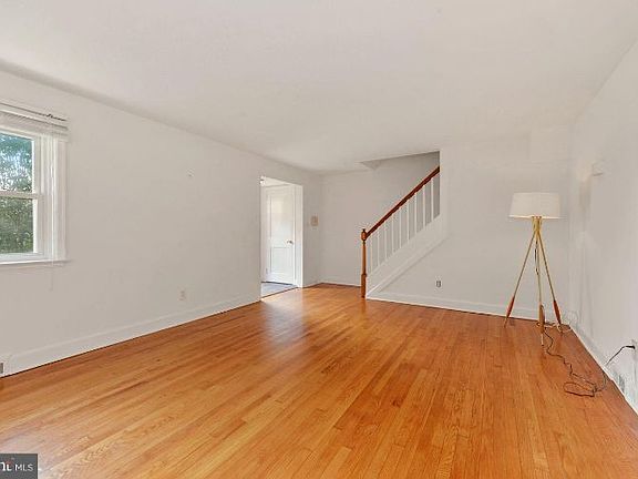 5th image of 100 Crestwood Pl