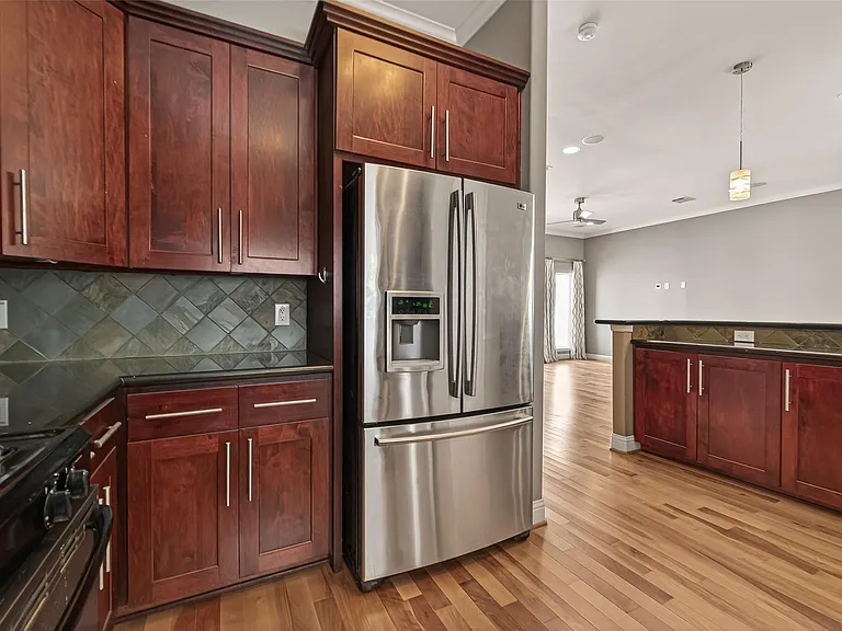 1107 Saint Charles St — Photo 14