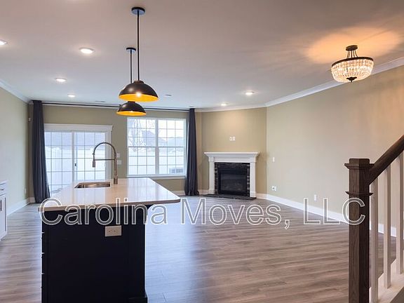 3rd image of 825 Appleby Dr