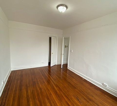 4th image of 3216 Crescent St #3J