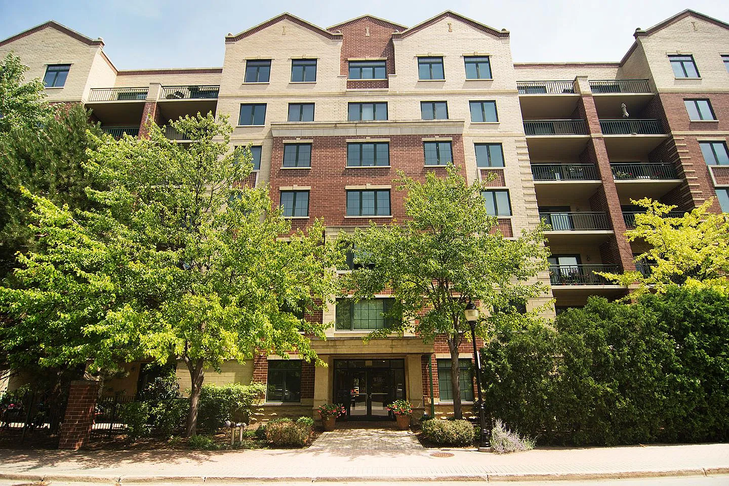 2 bed, 1200 sqft, $2,800 — Photo 1