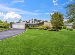 28 Deeringwood Ln, Babylon, NY 11702