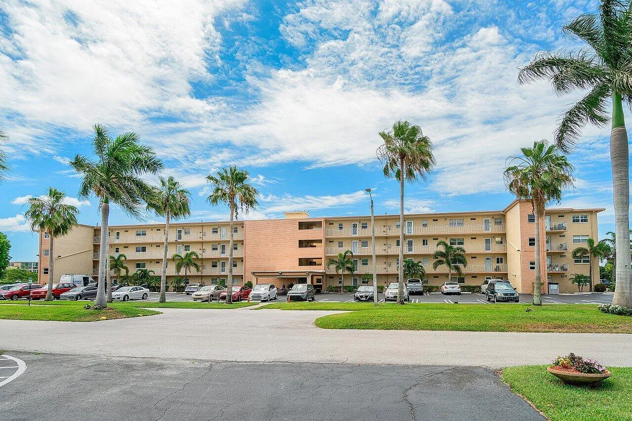 1 bed, 1.5 bath, 754 sqft, $1,495 — Photo 1