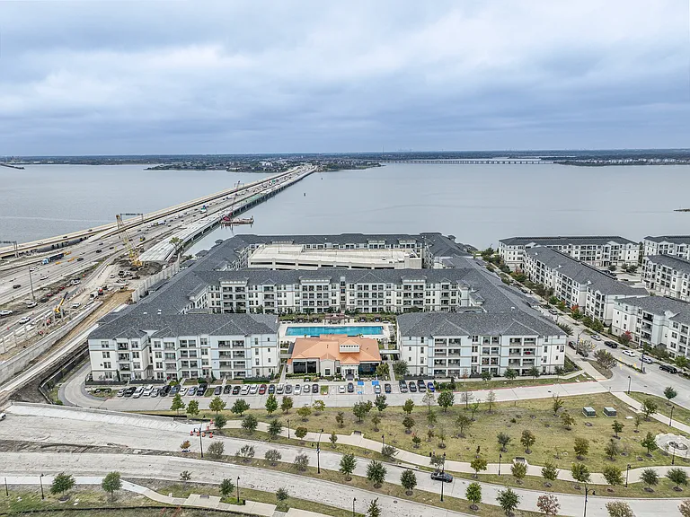 Reveal at Bayside — Photo 21