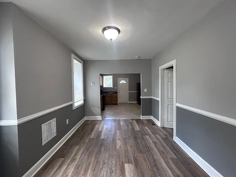1053 N Kenwood Ave — Photo 3