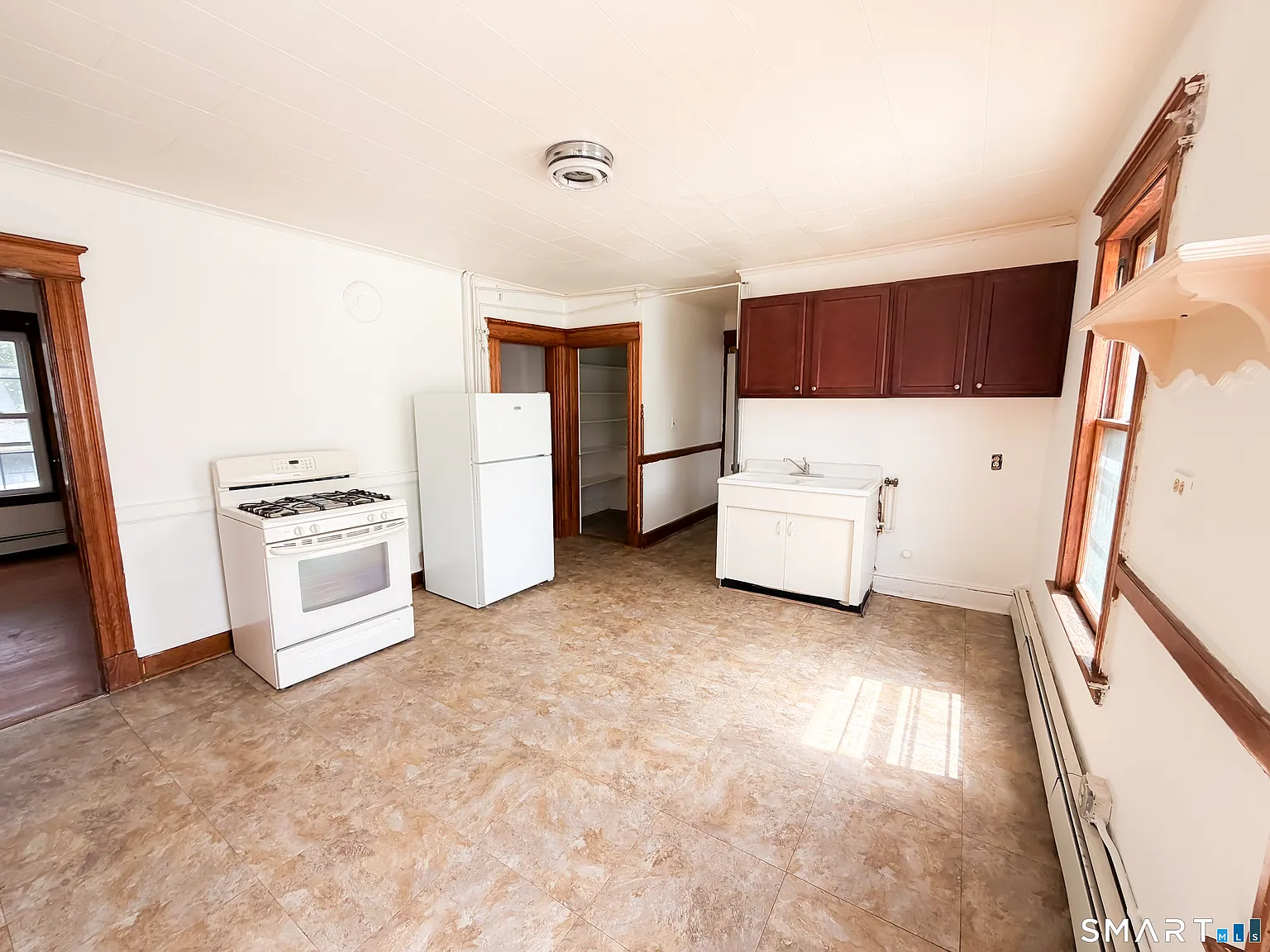 2 bed, 1.0 bath, 3690 sqft, $1,650 — Photo 2