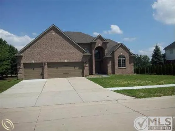 27320 Debiasi Dr, Brownstown, MI 48174