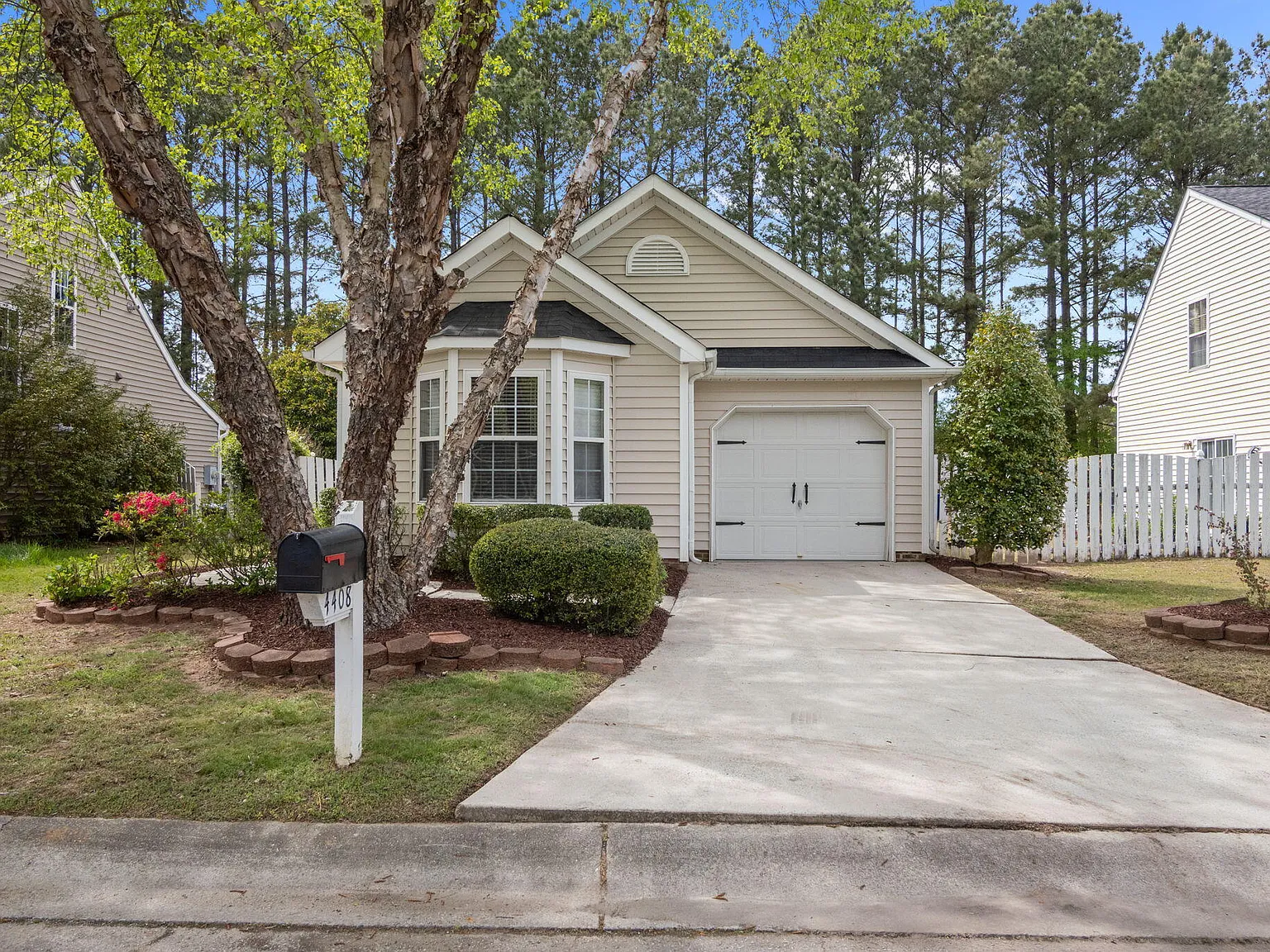 3 bed, 2.0 bath, $1,900 — Photo 2