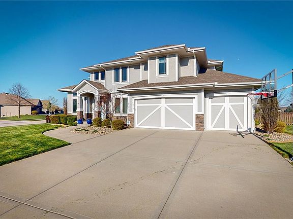 3rd image of 517 NE Woodpark Ln