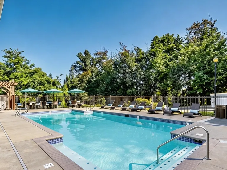 Scott Mountain Apartments Pool Sun Deck