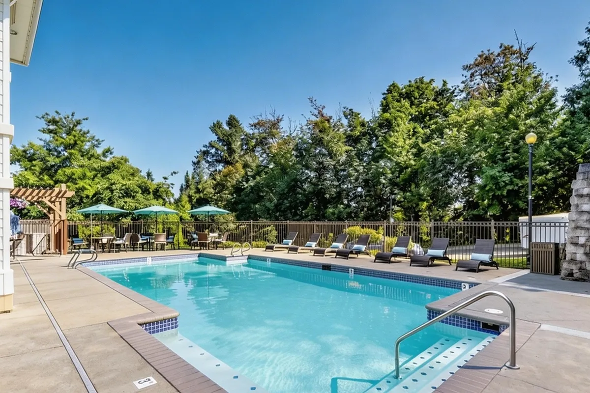 Scott Mountain Apartments Pool Sun Deck - Scott Mountain
