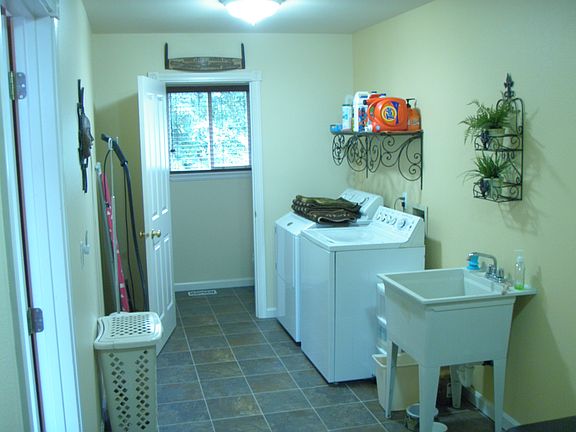 Mud/laundry room & 1/2 bath 