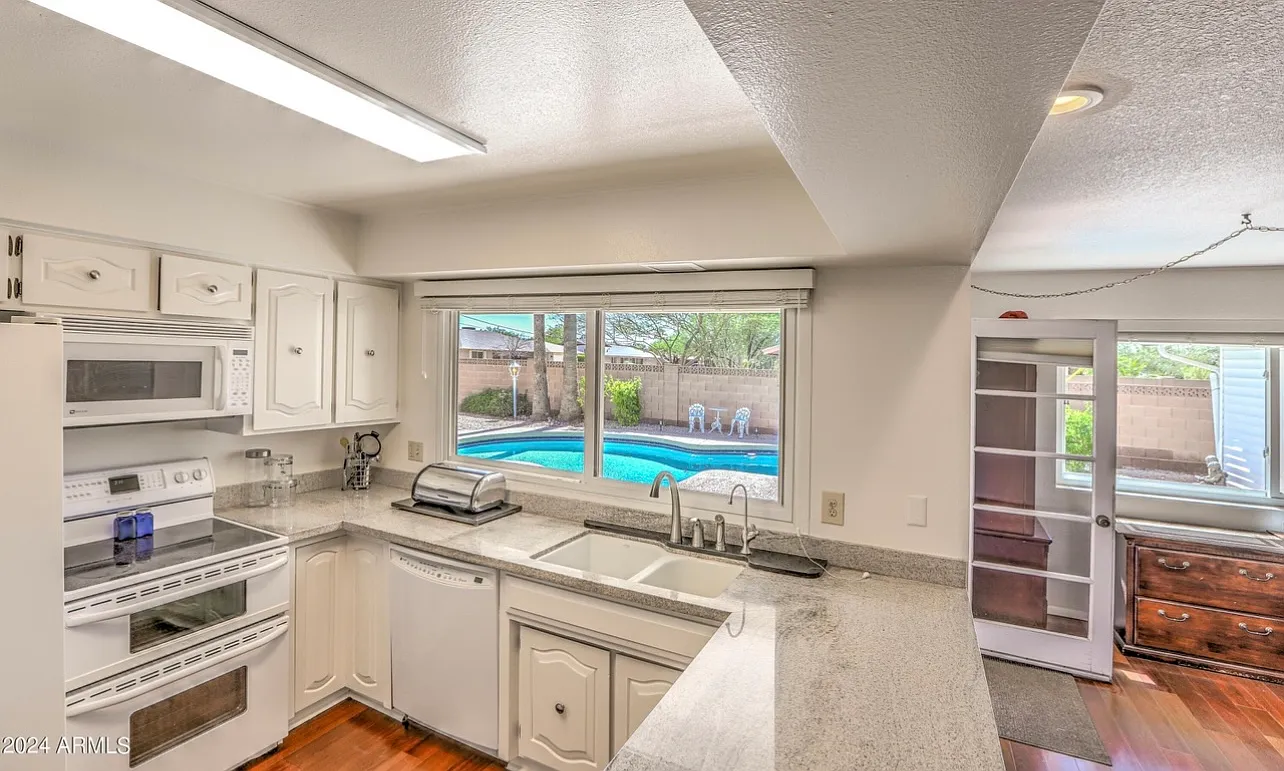 3 bed, 2183 sqft, $3,250 — Photo 3