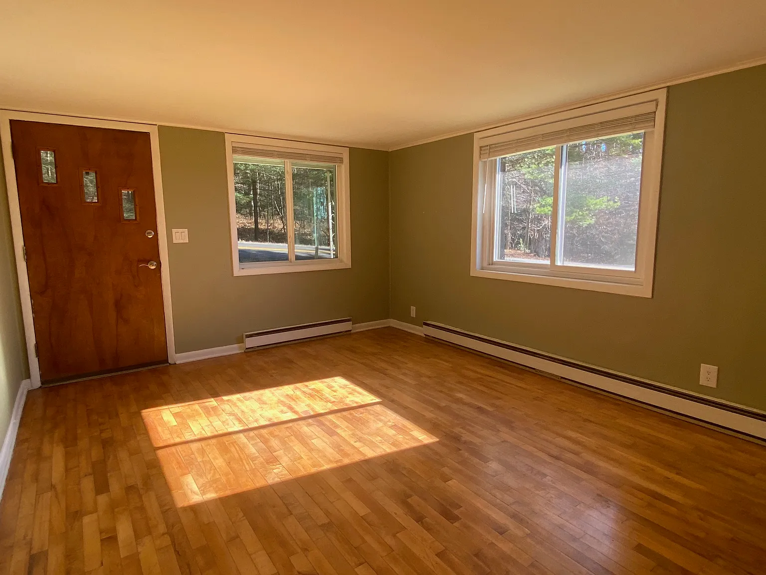3 bed, 972 sqft, $1,350 — Photo 3