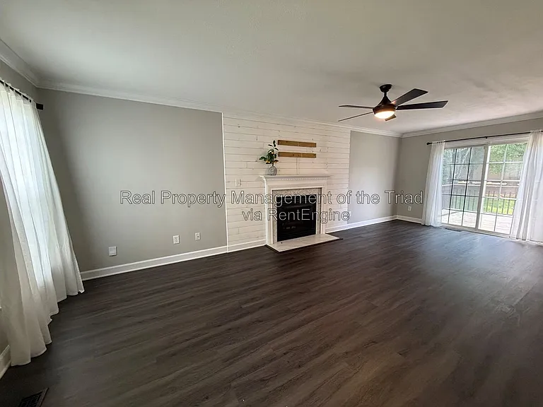 2740 Bridgeport Dr — Photo 2