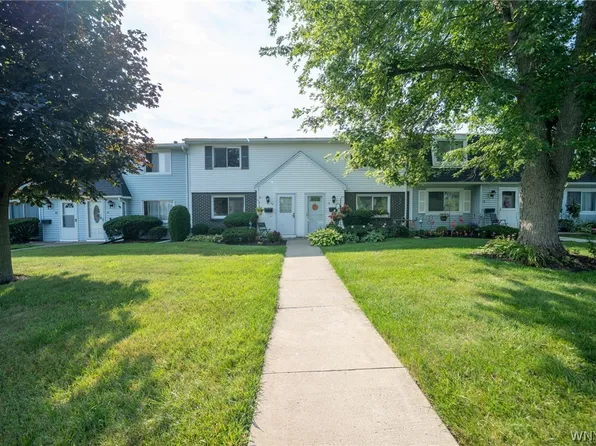 20 Parkview Ct, Lancaster, NY 14086