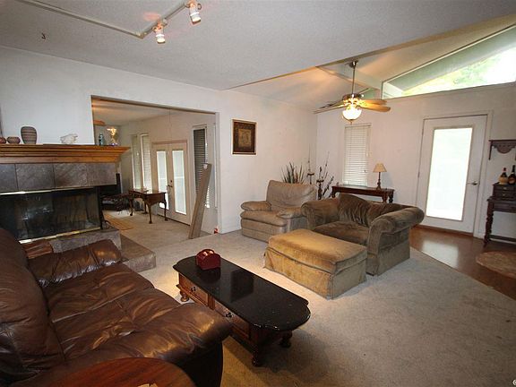 3rd image of 803 Plum Hollow Blvd