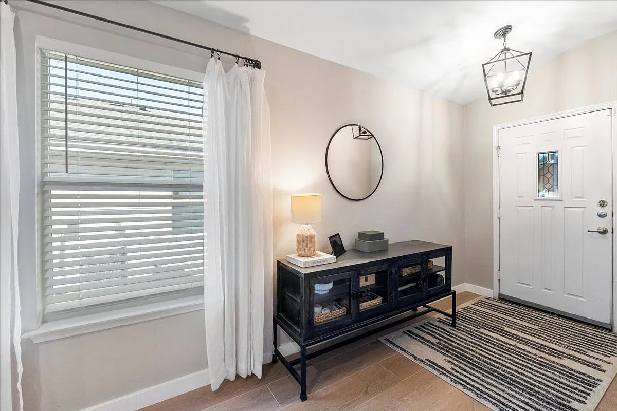 3 bed, 1704 sqft, $2,600 — Photo 3