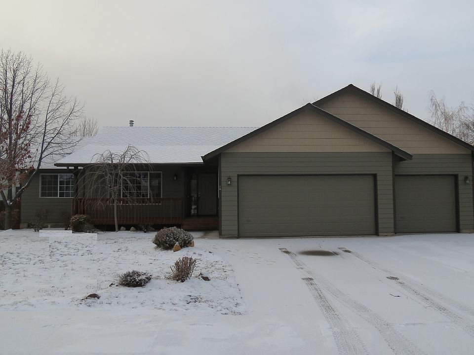 New exterior paint and 3 car garage
