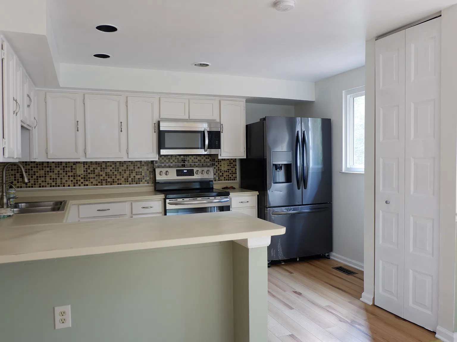4 bed, 3.5 bath, 1220 sqft, $2,850 — Photo 4