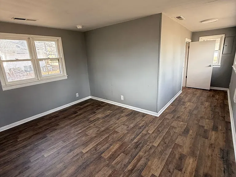 111 E Division St — Photo 10