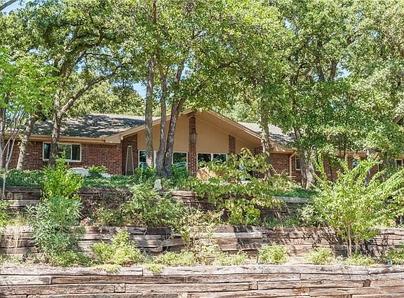 3rd image of 1306 Woodridge Cir