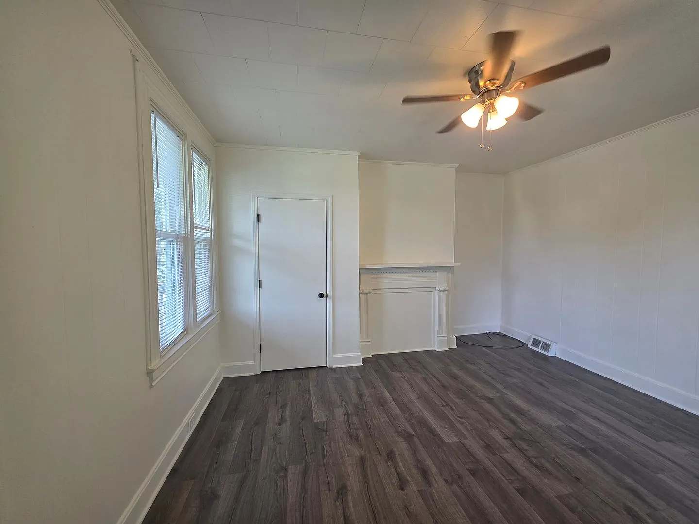 Beautiful and Spacious 3 Bedroom Home In West End — Photo 3