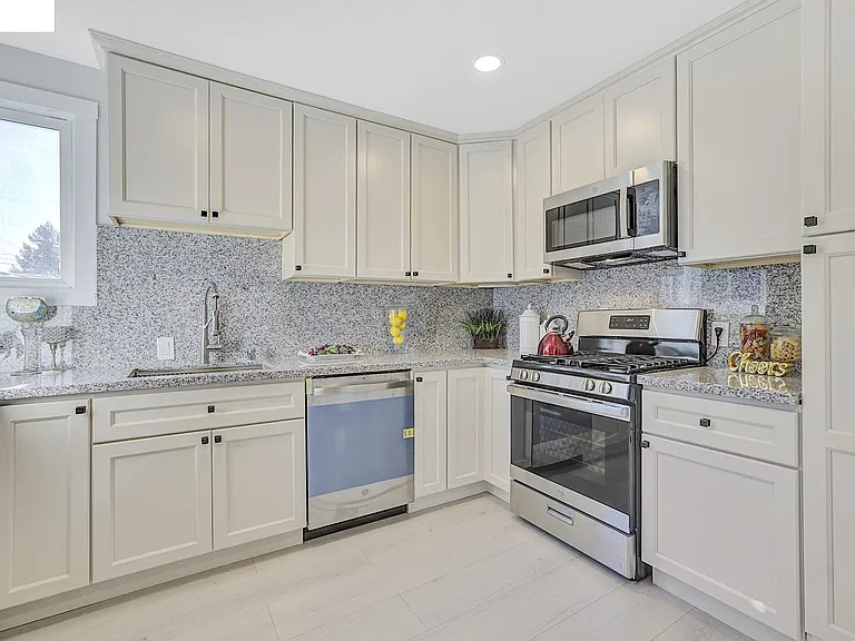 2834 Abbey St — Photo 2