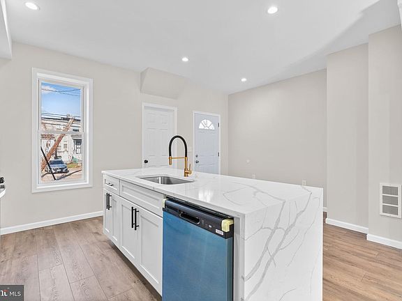 3rd image of 2846 Oakley Ave