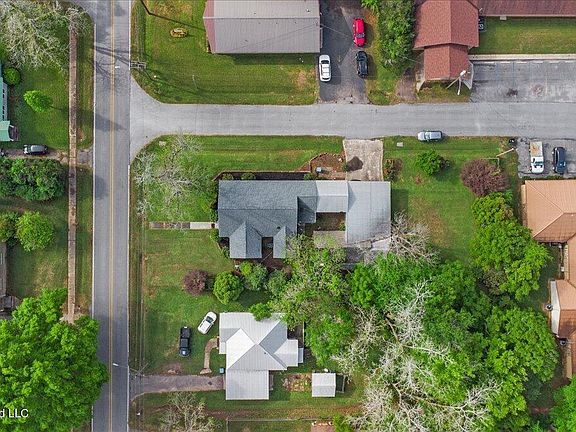 2nd image of 172 Holmes St