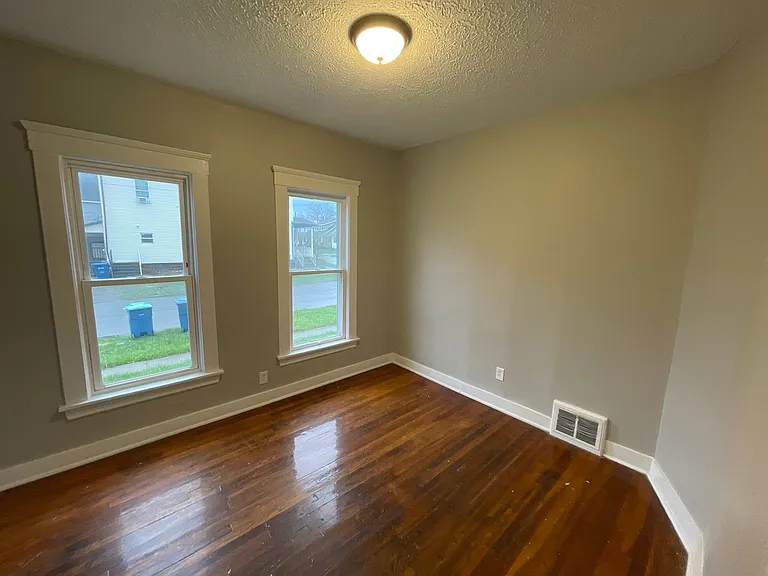 1053 Washington Ave — Photo 6