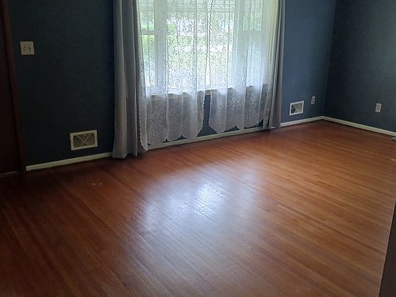 5th image of 5109 Meadow Ln