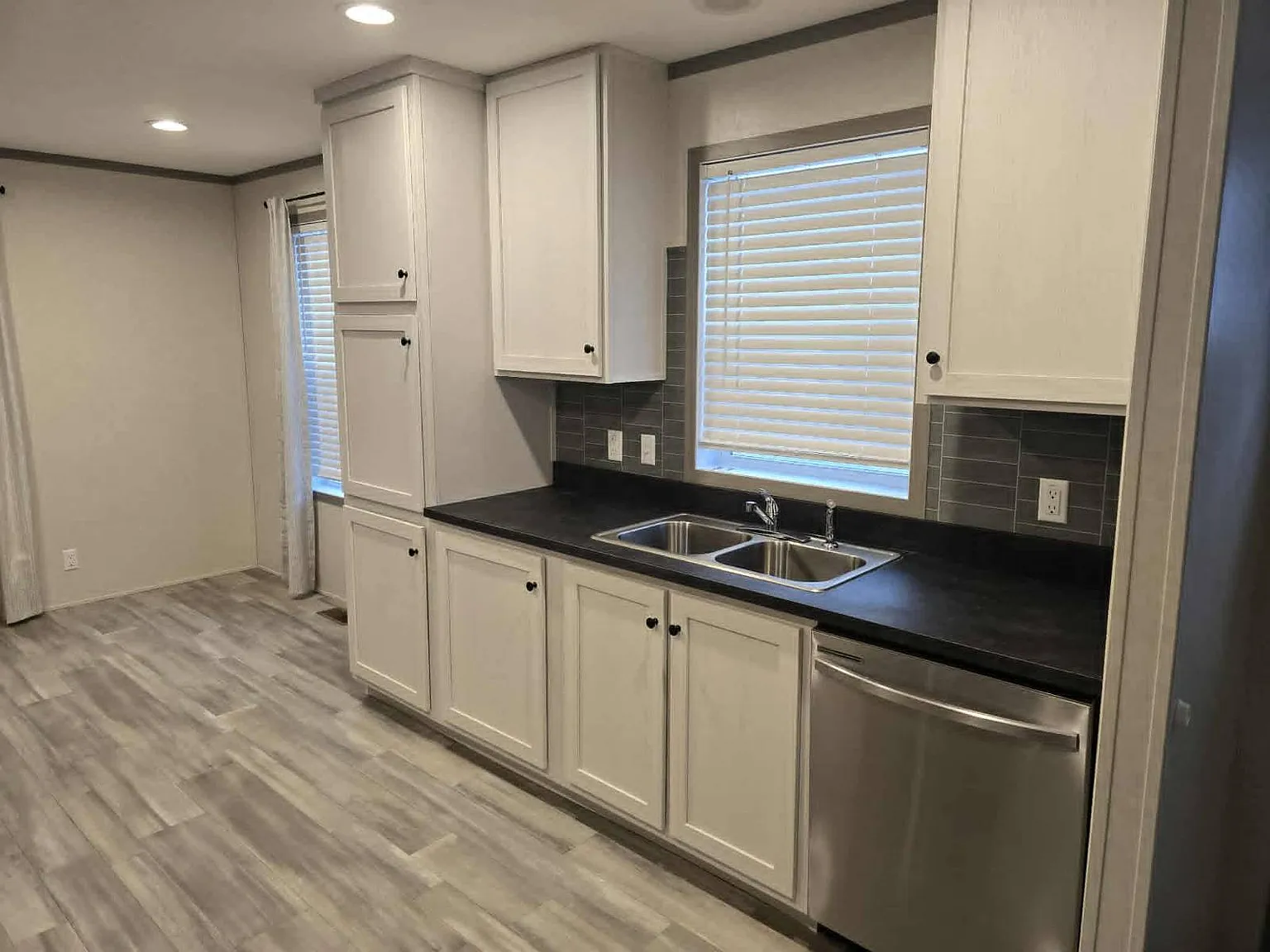 3 bed, 2.0 bath, 1070 sqft, $1,285 — Photo 2