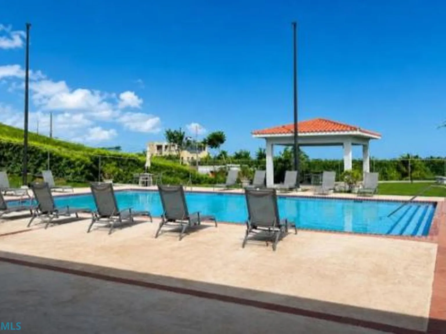 Hillside Village (Condominio) — Photo 4