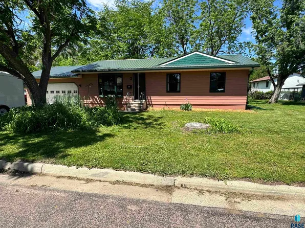 304 W 12th St, Canton, SD 57013