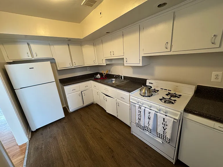 Woodcliffe Manor Apartments — Photo 14
