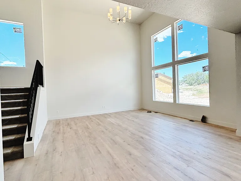 375 E 1600 N — Photo 11