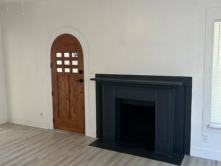 831 W Houston St — Photo 8