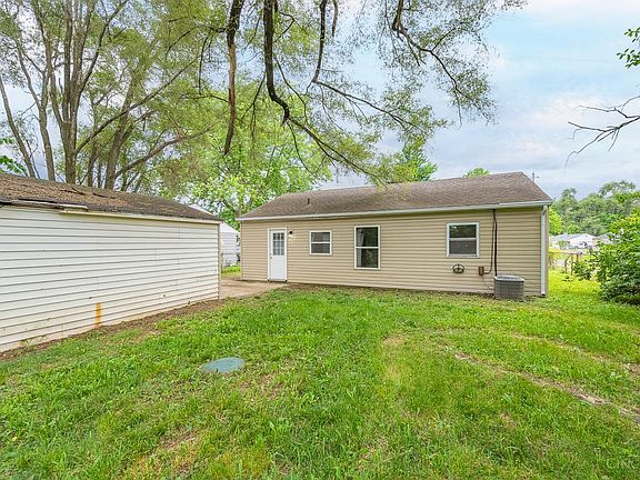 3rd image of 2903 Roslyn Dr