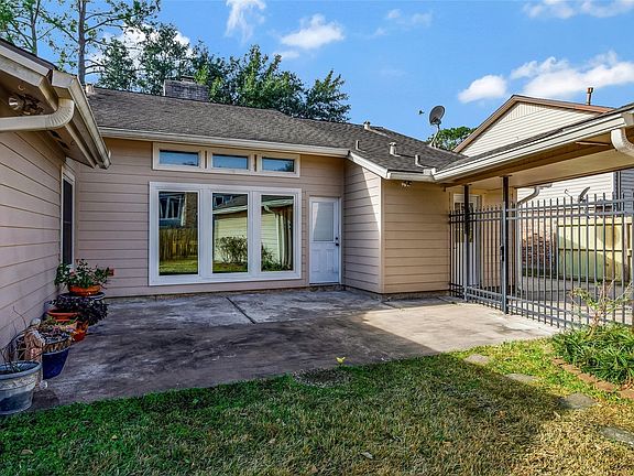 5th image of 15007 Hollydale Dr