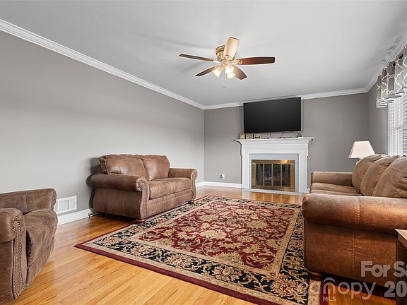 5th image of 871 Saluda Rd