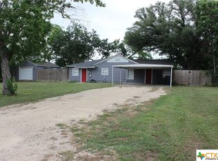 209 Sample St, Edna, TX 77957