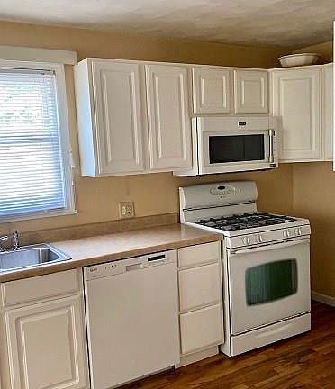 5th image of 560 E Jackson St