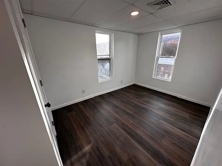 140 E Market St — Photo 7