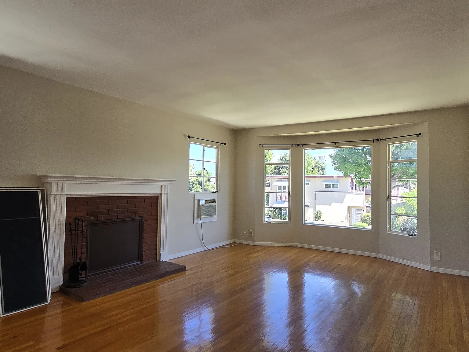 2 bed, 950 sqft, $2,400 — Photo 2
